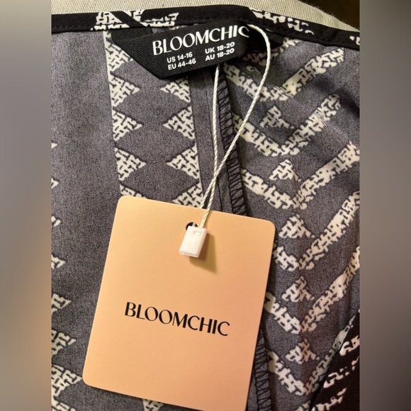 BloomChic Monochrome Zigzag Tunic - Picture 3 of 3